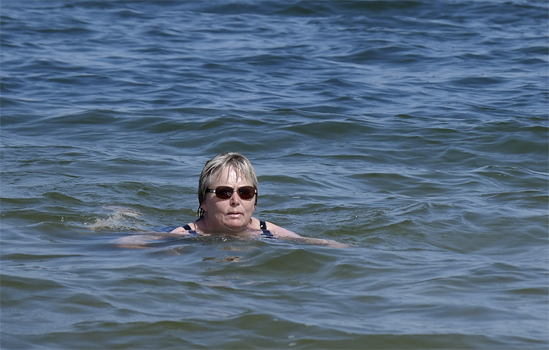 Holland 6 - 2013 _SAM_2513 als Smart-Objekt-1 Kopie.jpg - Anke ist dann noch zu Ihrem geliebten Schwimmen im Meer gekommen